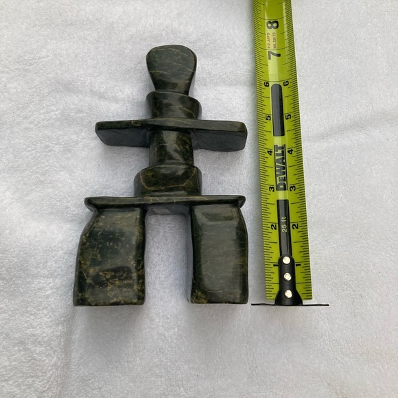Soapstone inukshuk carving from Cape Dorset, Nunavut by Lukta Qaumagak - Picture 3 of 8